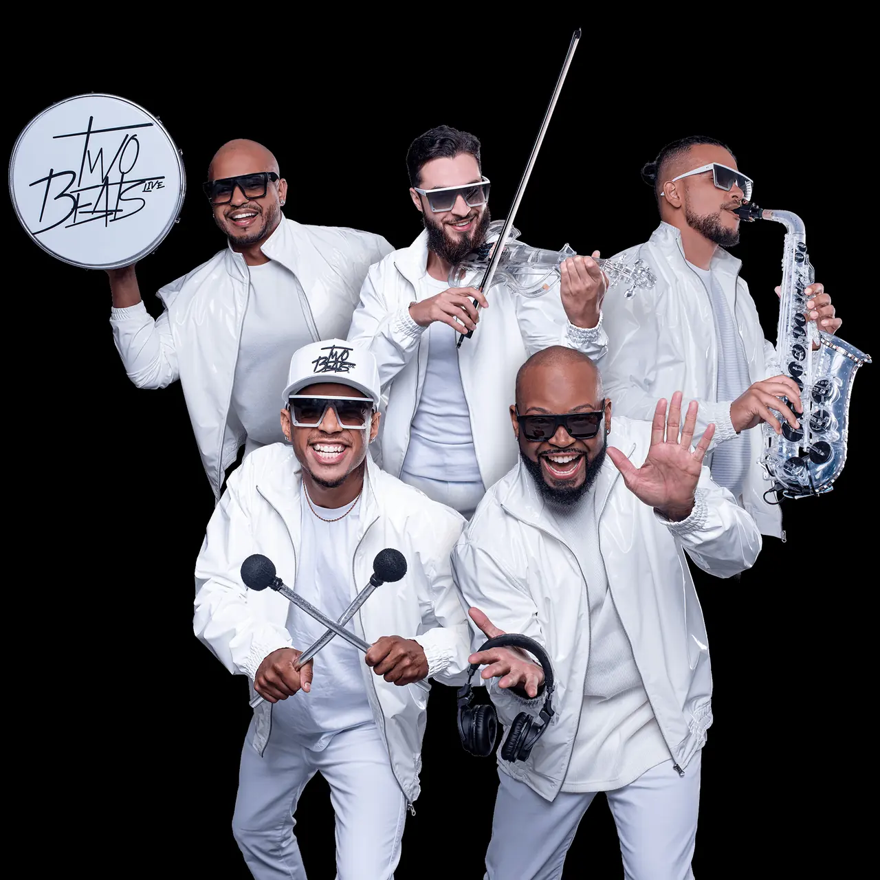 Integrantes da Two Beats com figurino branco, violino, saxofone e baquetas