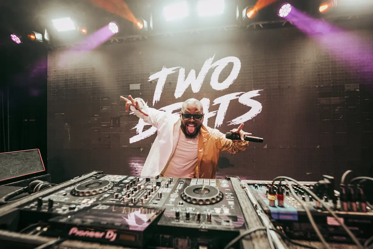 DJ da Two Beats em apresentação ao vivo