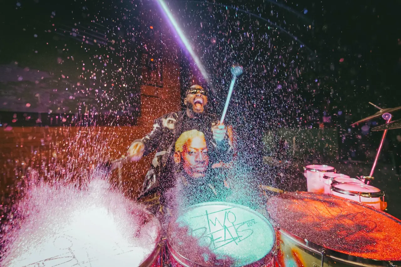 Light Drums da Two Beats em apresentação ao vivo