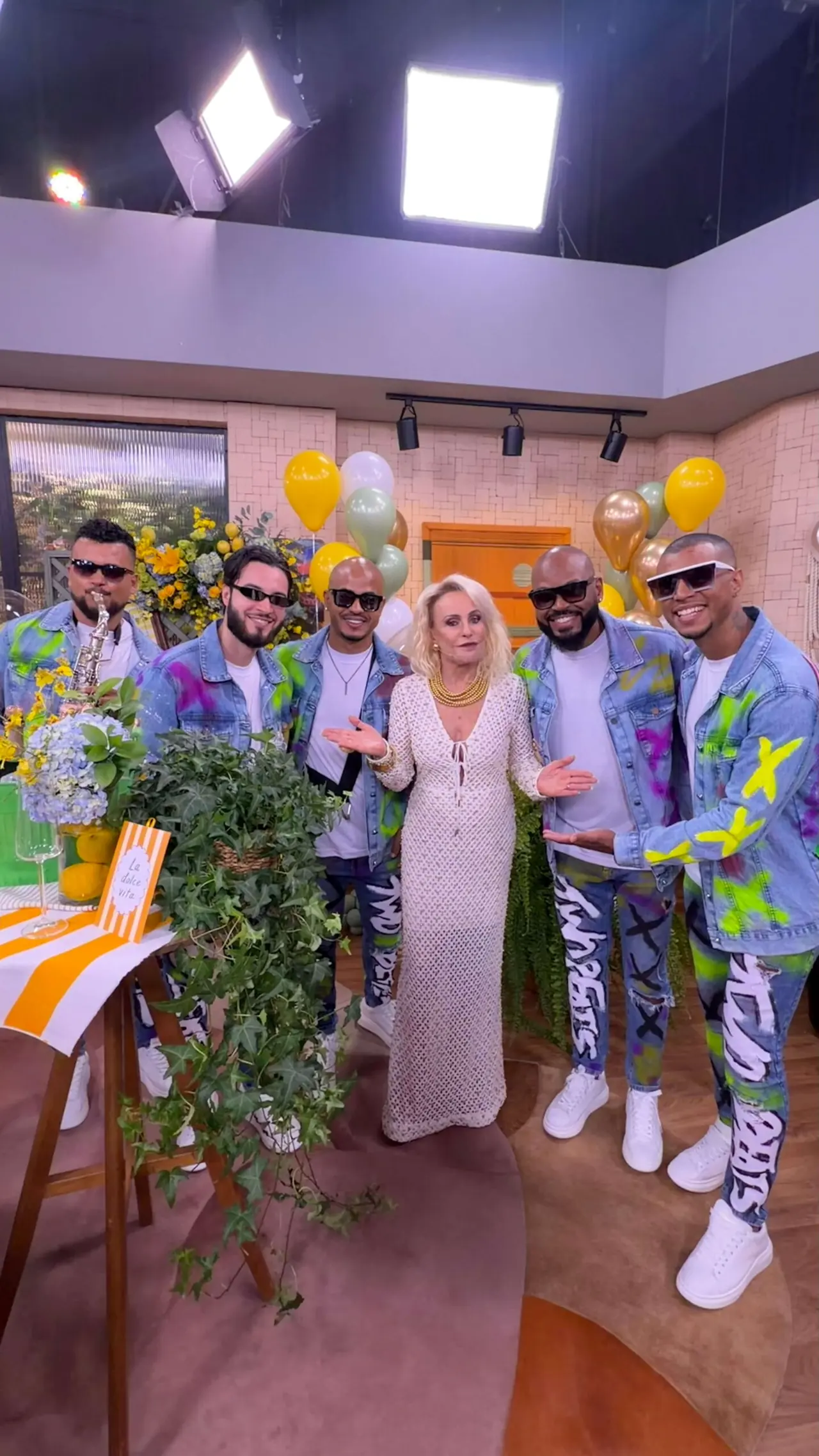 Integrantes da Two Beats com Ana Maria Braga no estúdio da TV Globo