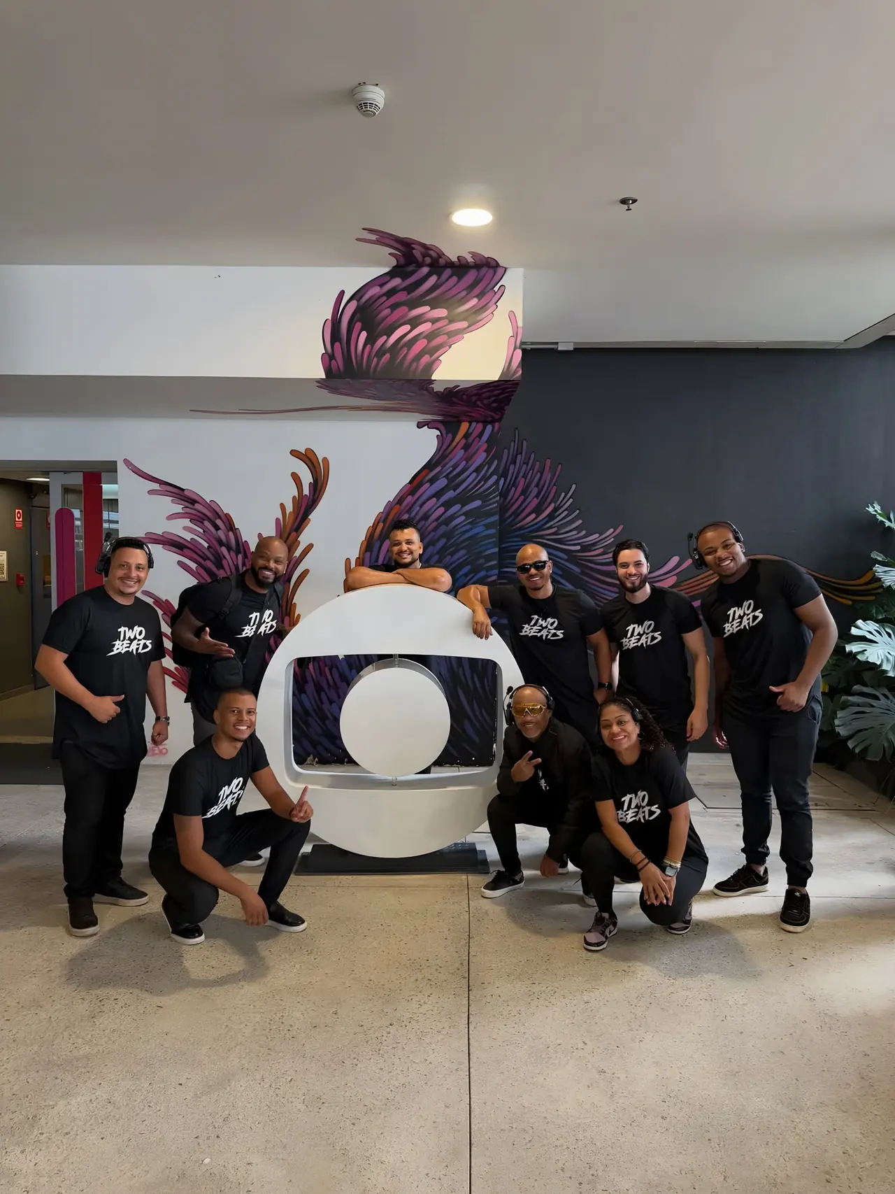 Equipe da Two Beats em frente ao logo da Globo