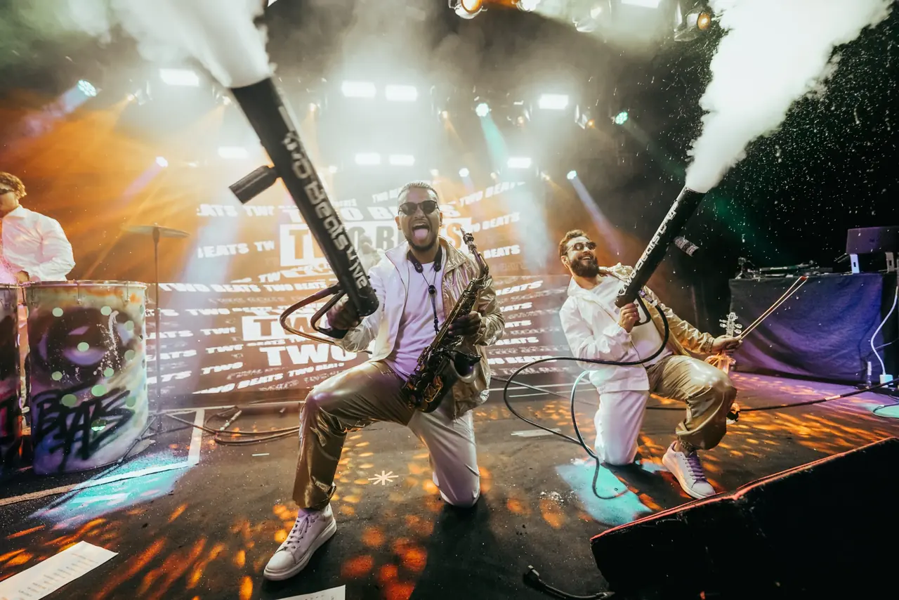 Saxofone da Two Beats em apresentação ao vivo